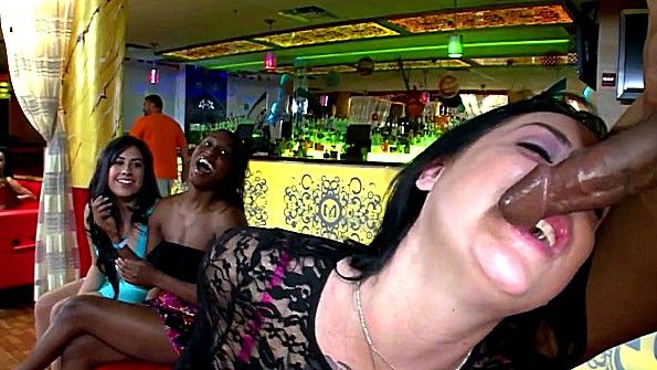 Восхитительная кокетка устроила сольную сцену в постели