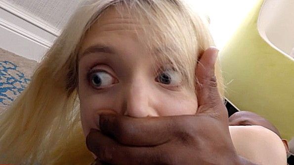 Он подошел к своей девушке, когда она занималась самоудовлетворением, и начал половой акт