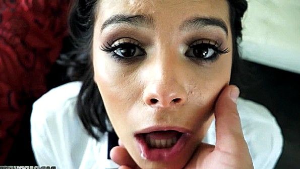 Приключенческий минет через странное отверстие в стене