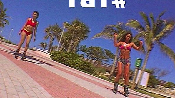 Красавица в чулках в сеточку мастурбирует до оргазма