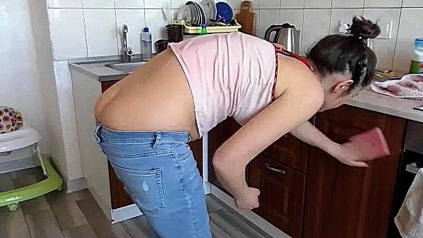 Красавица в чулках жадно использует вибратор