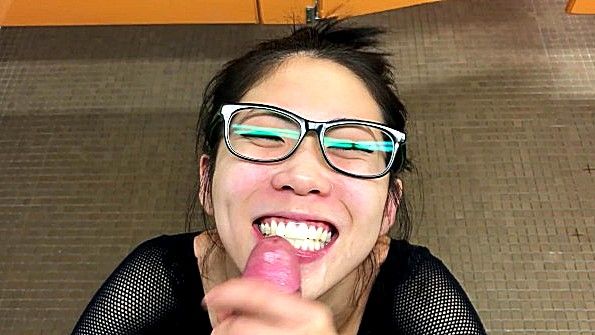 Молодая девушка получила большой член в задницу