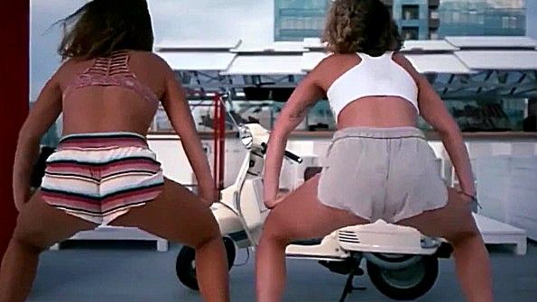 Пышногрудая любительница мастурбирует