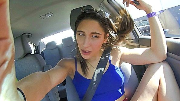 Хозяин помогает французской горничной в мастурбации