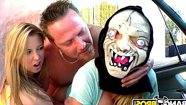 Распутную сучку в бикини трахают в задницу на яхте