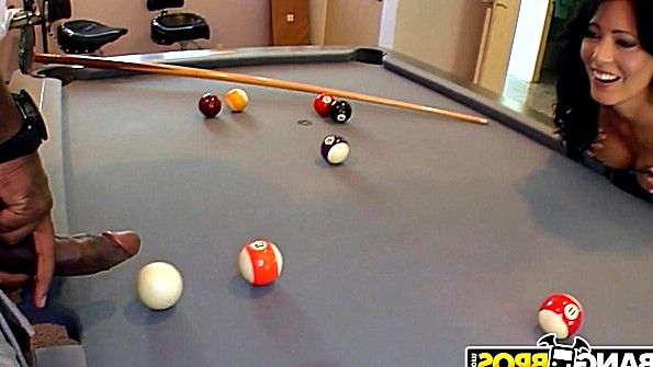 Молодая шлюха наслаждается большим членом парня