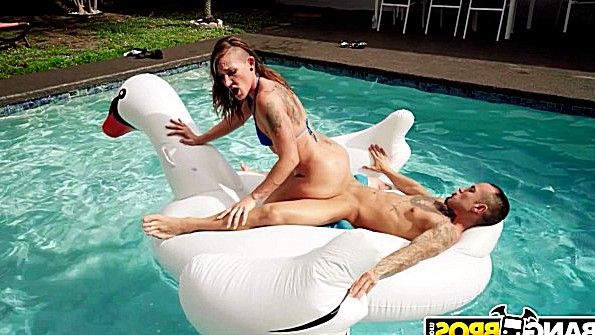 Кокетка в кожаном платье занимается сексом