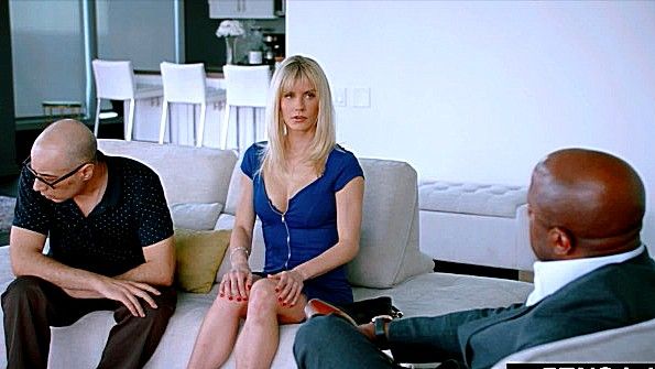 Индийская женщина снимает соблазнительное бикини и занимается сексом