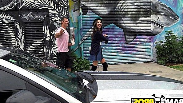 Она виляла ягодицами и занималась с ним сексом в постели