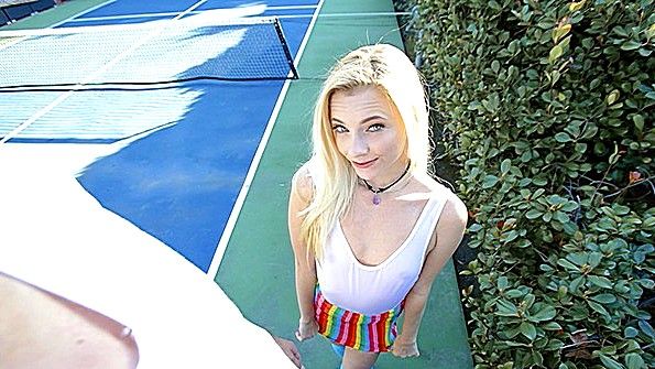 Он раздел гимнастку и начал заниматься с ней сексом в постели