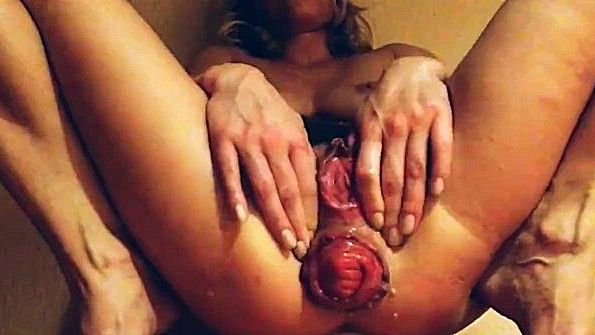 У этой сучки в заднице огромный член