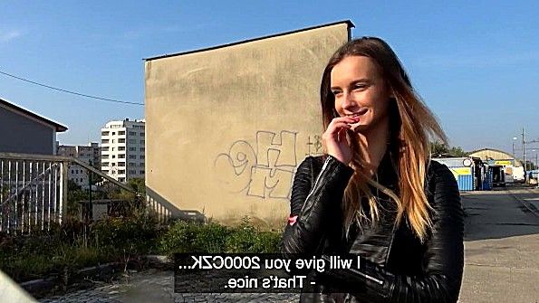 Девушка быстро делает минет мужчине в машине