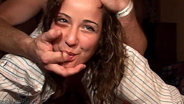 Великолепная немецкая проститутка занимается сексом с мужчинами