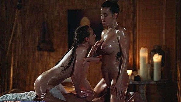 Толстая чернокожая женщина занимается сексом в позе «собачка»