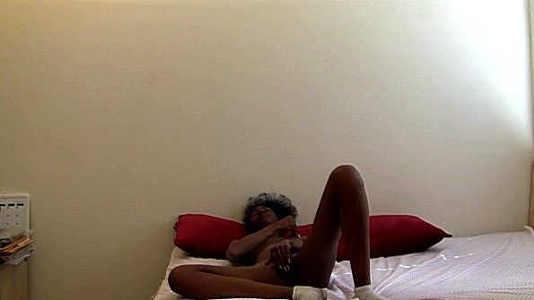 Девушка раздвинула ноги перед камерой