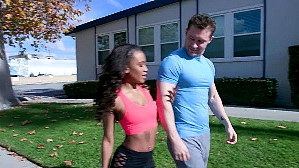 Он отодвигает трусики своей девушки и лижет ей вагину