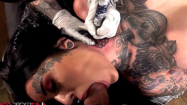 Одетая в латекс зрелая женщина занимается сексом на кухне