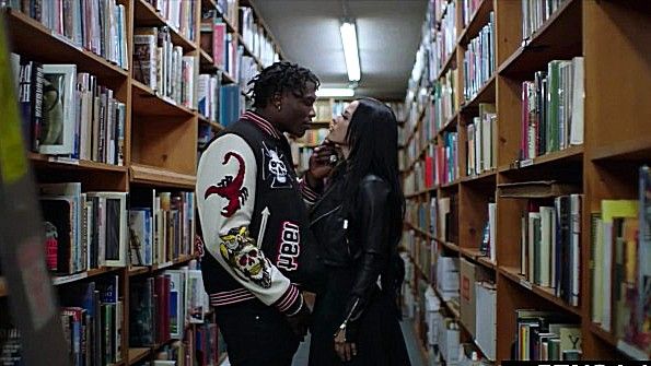 Сестра с огромным желанием сосет член своего брата