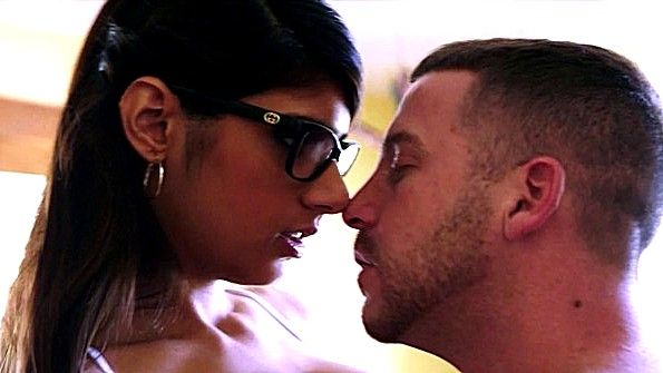 Худенькая девушка любит использовать вибратор