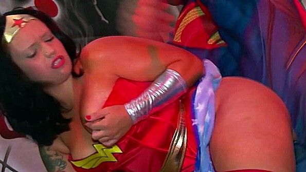 Девушка в откровенном нижнем белье занимается сексом