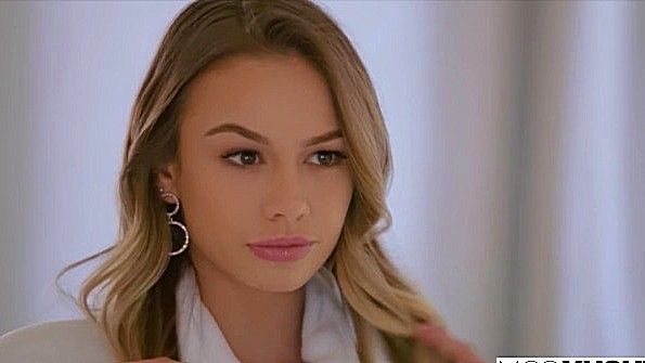 Учительница с пышной грудью трахает ученика