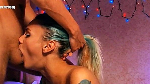 Пышногрудая женщина принудила свою подругу к сексу