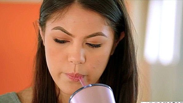 Женщина азиатской внешности призвала мужчину не стесняться и заняться сексом