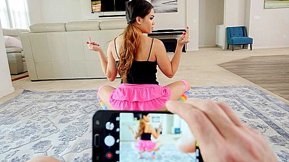 Сестра соглашается, чтобы брат трахнул её вагину своим большим членом