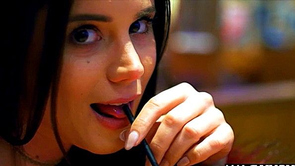 Тайскую женщину в кожаных сапогах агрессивно трахают