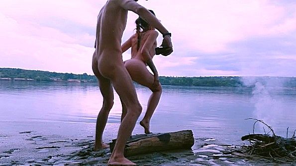 Возбужденная зрелая женщина получает жесткий трах