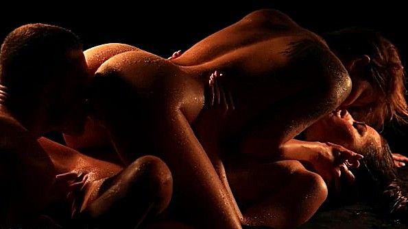 Два огромных чёрных члена трахают все отверстия