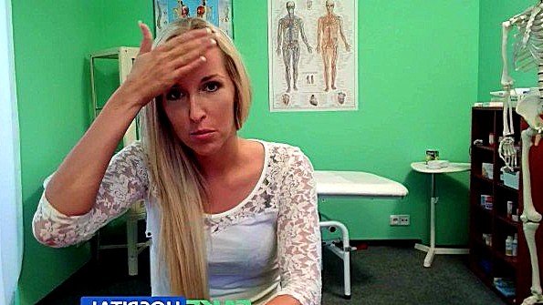 Сосет член через отверстие в стене и рассказывает об этом