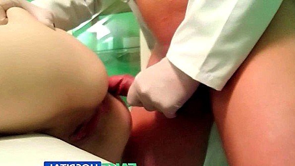 Крупный план опухшей вагины моей девушки