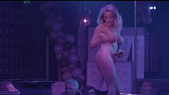 Девушку заставляют снять трусики и заняться сексом