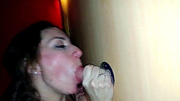 Девушка курит и ласкает свою вагину пальцами