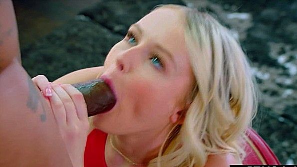 Чернокожий босс изнасиловал блондинку на столе