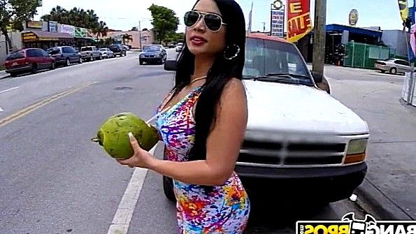 Она отсосала член и позволила проникнуть себе в задницу