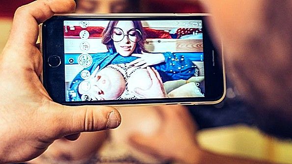 Она встала на четвереньки на лестнице и занялась сексом со своим парнем