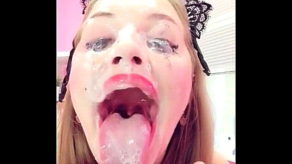 Она сняла платье и начала мастурбировать в нижнем белье