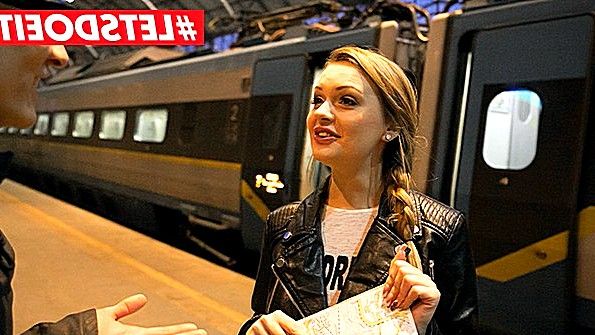 Девушка ласкает свою небритую киску пальцами