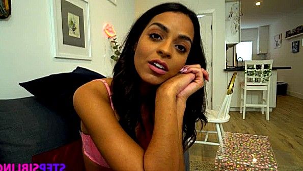 Девушка в чулках мастурбирует