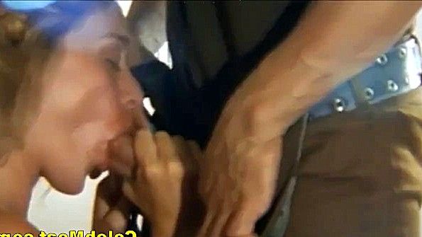 Кокетка в чулках сосет член и раздвигает ноги