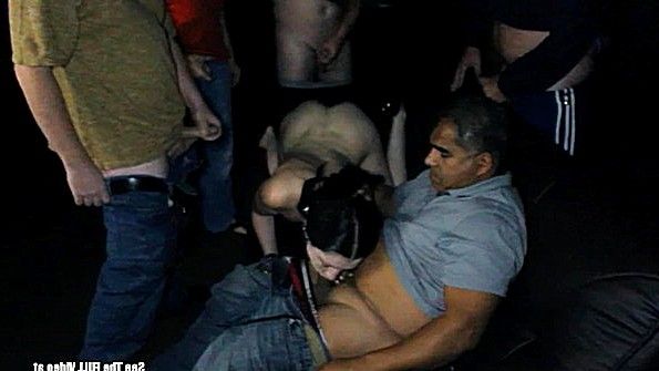 Отец помогает дочери в очках достичь оргазма