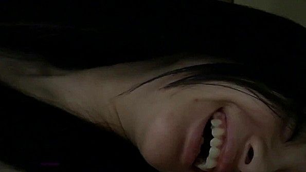 Кубинская женщина мастурбирует и дрочит пенис своего партнера ногами