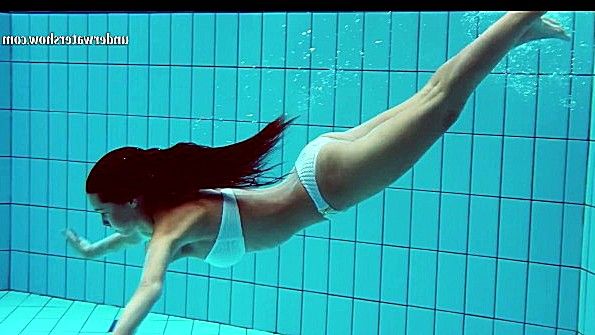 Азиатка и темнокожая женщина участвуют в групповом сексе с анальным проникновением