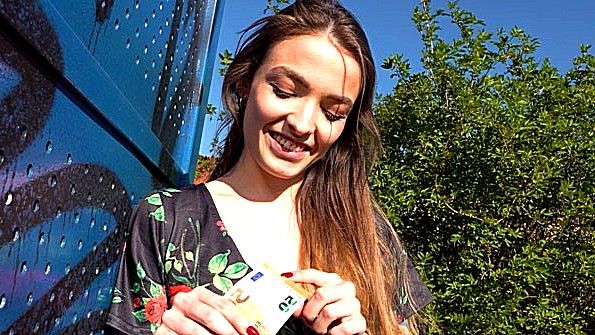 Шлюха отсосала дилдо и проглотила его