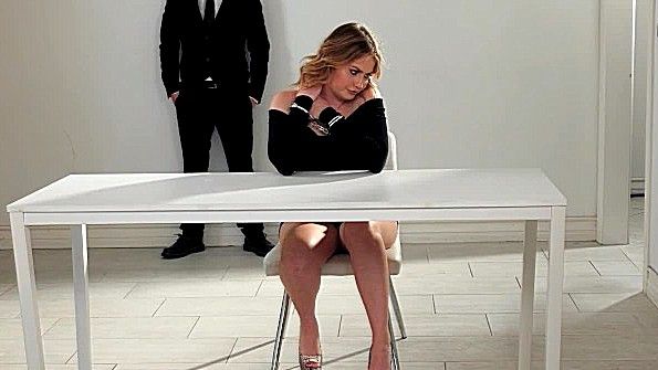 Ходит по дому со спущенными наполовину штанами