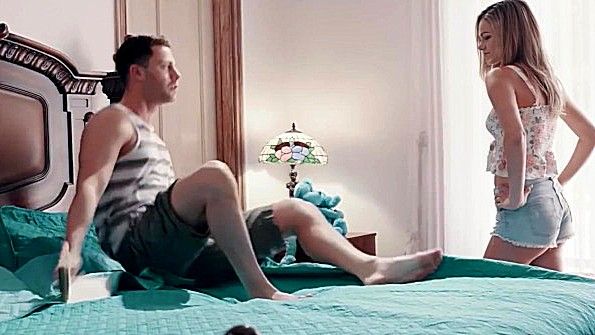 Я занимаюсь сексом со своей одноклассницей на подземной парковке