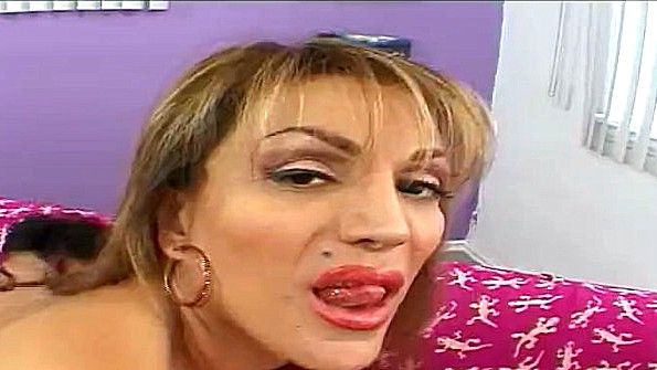 Брат трахает сестру огромным членом прямо в задницу