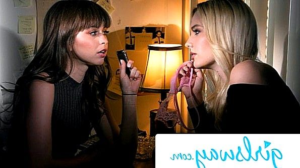 Он ласкает половые губы и трахает эту шлюху